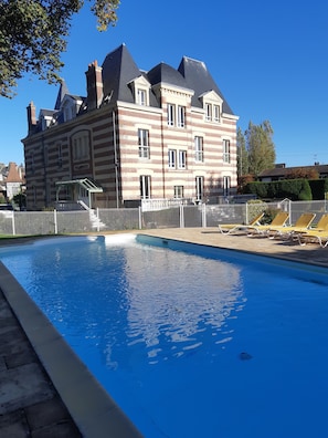 Piscine privée ouverte de mai à septembre inclus