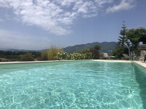 Vue de la montagne prise de la piscine