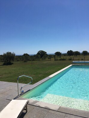 Vue sur mer et piscine 