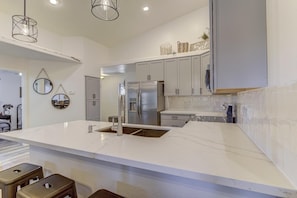 Breakfast bar - quartz countertops