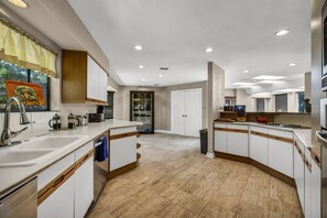 Flooring, Floor, Hardwood, Indoors, Room