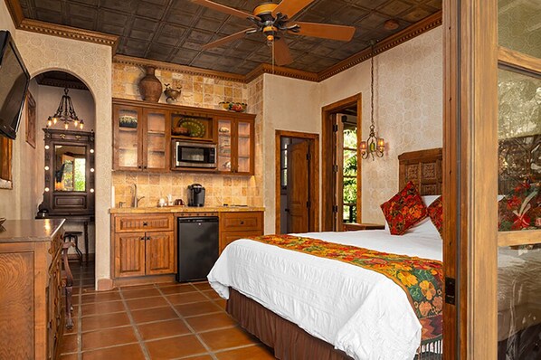 The Casita Verde suite sleeps 2 with a king bed. Private entrance and bath.
