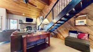 Flooring, Hardwood, Indoors, Screen, Living Room