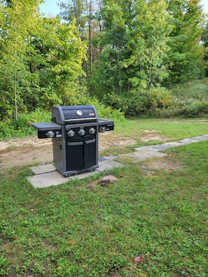 Barbecue in front of trailer spot