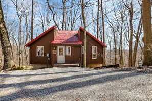 Cliff's Edge Cabin and parking area