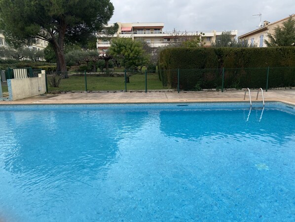 La belle piscine collective avec vue sur la résidence