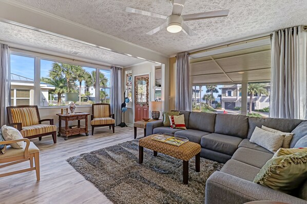 Living Room/Oceanview