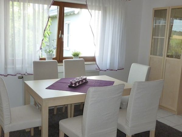 Ferienwohnung mit 110qm, 2 Schlafzimmer, max. 4 Personen-Esstisch