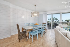 Saint Simons Grand 108 - Dining Space