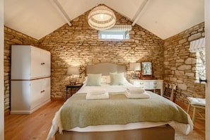 Oxbow Cottage Double Bedroom - StayCotswold