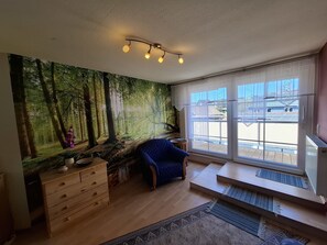 Wohnbereich mit Zugang zum Balkon