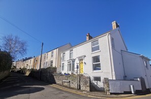 Pilton House Gower - the Cottage with the Yellow front door