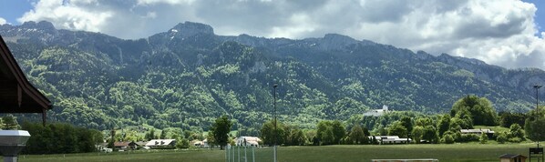 Traumhafter Panorameblick auf die Kampenwand und das Schloß Hohenaschau....