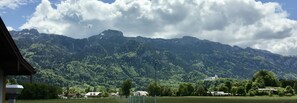 Panoramablick aus dem Fenster und von der Dachterrasse