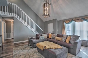 Living Room | Main Floor | Free WiFi | Smart TV