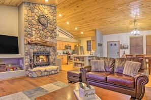 Living Room | Gas Fireplace