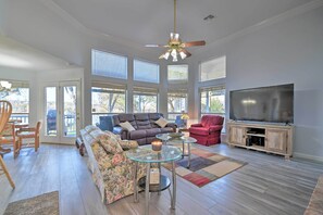 Living Area | Internet Access | Central Air Conditioning | Electric Heating