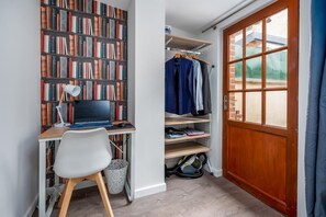 Photo de l'espace travail et dressing