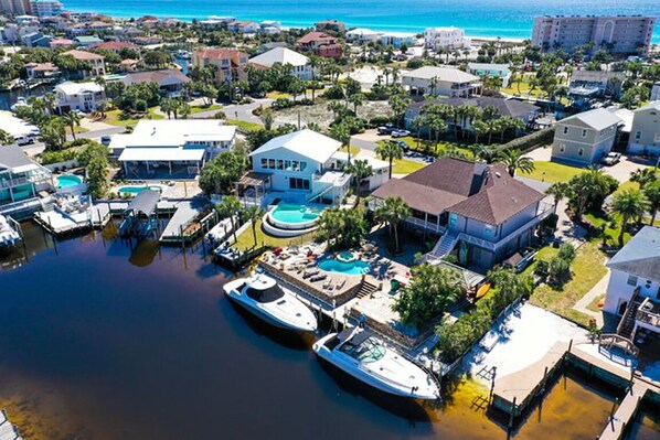 Deep water access to & from Harbor, Gulf, Crab Island. 100ft dock w/ shore power