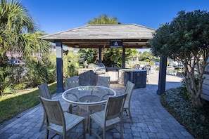 Outdoor dining for 6, tiki hut & gas grill.