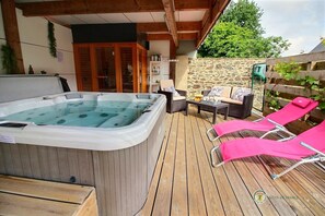 Outdoor spa tub