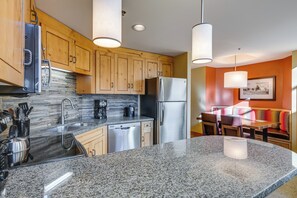 Kitchen | Fully Equipped | 2-Person Breakfast Bar | Dishware & Glassware