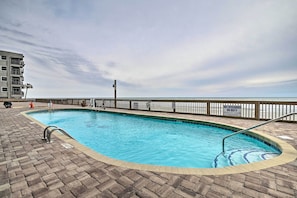 Community Amenities | Outdoor Pool
