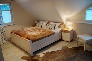 Schlafzimmer mit Doppelbett