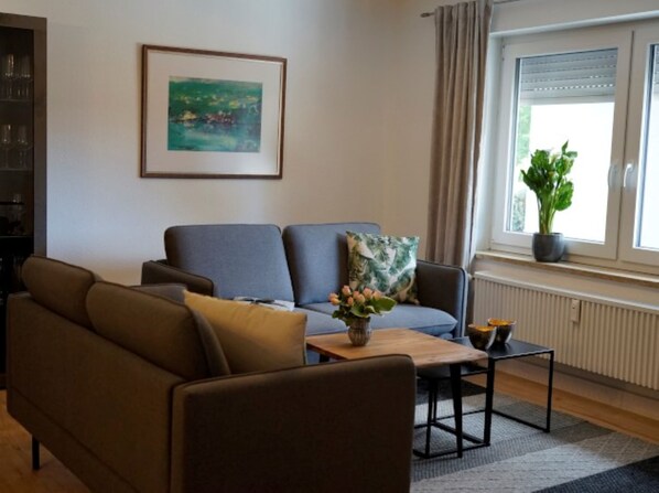 Ferienwohnung mit 69qm, 1 Schlafzimmer für maximal 2 Erwachsene-Wohnzimmer mit Sofa