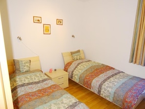 Schlafzimmer mit zwei Einzelbetten