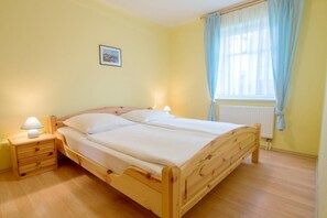 Schlafzimmer mit Doppelbett