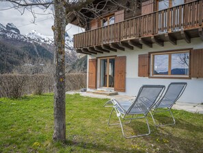 Plante, Bâtiment, Table, Meubles, Fenêtre, Maison, Mobilier De Jardin, Bois, Ombre, Arbre