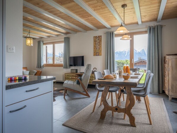 Tabelle, Möbel, Cabinetry, Fenster, Stuhl, Holz, Interior Design, Gebäude, Schublade, Schatten