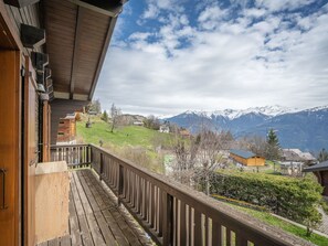 Wolke, Himmel, Pflanze, Gebäude, Holz, Berg, Zaun, Haus, Wand, Baum