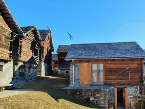 Himmel, Gebäude, Fenster, Holz, Haus, Hütte, Steigung, Ländliches Gebiet, Fassade, Dach