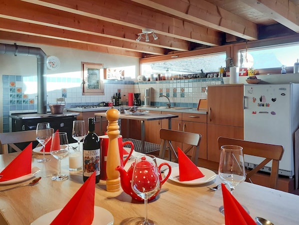 Table, Vaisselle, Propriété, Meubles, Drinkware, Bar, Design Intérieur, Chaise, Orange, Bois