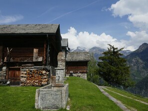 Wolke, Himmel, Eigentum, Berg, Pflanze, Gebäude, Natürliche Landschaft, Holz, Grundstueck, Gras