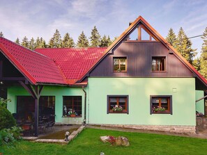 Himmel, Pflanze, Wolke, Eigentum, Gebäude, Fenster, Grün, Baum, Haus, Holz