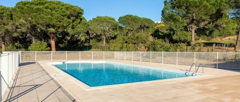 Water, Sky, Swimming Pool, Shade, Tree, Rectangle, Leisure, Composite Material, Grass, Real Estate