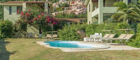 L'Eau, Plante, Bâtiment, Propriété, Fenêtre, Ciel, Bleu Azur, Montagne, Arbre, Piscine