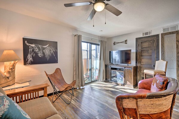 Fort Worth Vacation Rental | 2BR | 1BA | 800 Sq Ft | Step-Free Access