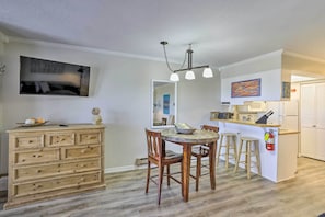 Studio | Smart TV | Dining Area