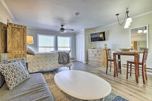 Studio | Dining Area