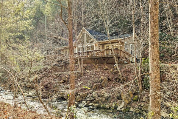 Bryson City Vacation Rental | 2BR | 2BA | 1,320 Sq Ft | Stairs Required to Enter