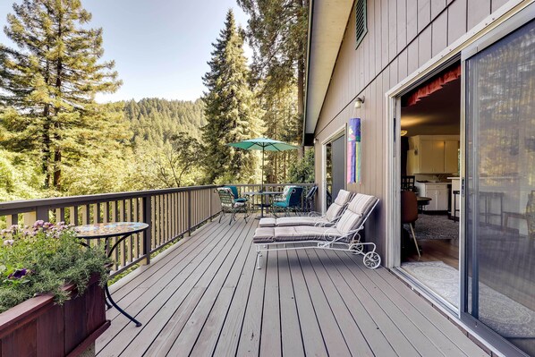 Monte Rio Vacation Rental | 2BR | 1BA | 1,200 Sq Ft | Stairs Required