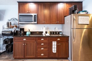 Fully stocked kitchen to prepare meals