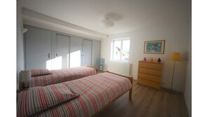 La seconde chambre, les lits peuvent être accolés en un grand lit double 