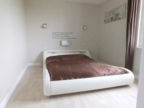 1ere chambre avec lit bas Queen Size 160*200