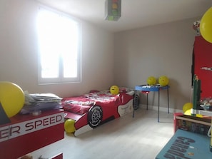 2eme chambre avec lit voiture 1 personne 90*190