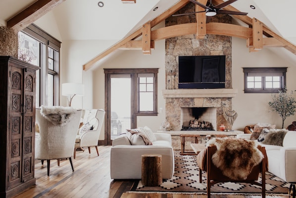 The expansive Great Room is the ultimate space for contemporary mountain entertaining, relaxing after a memorable day on the mountain or taking in the magnificent mountain views.